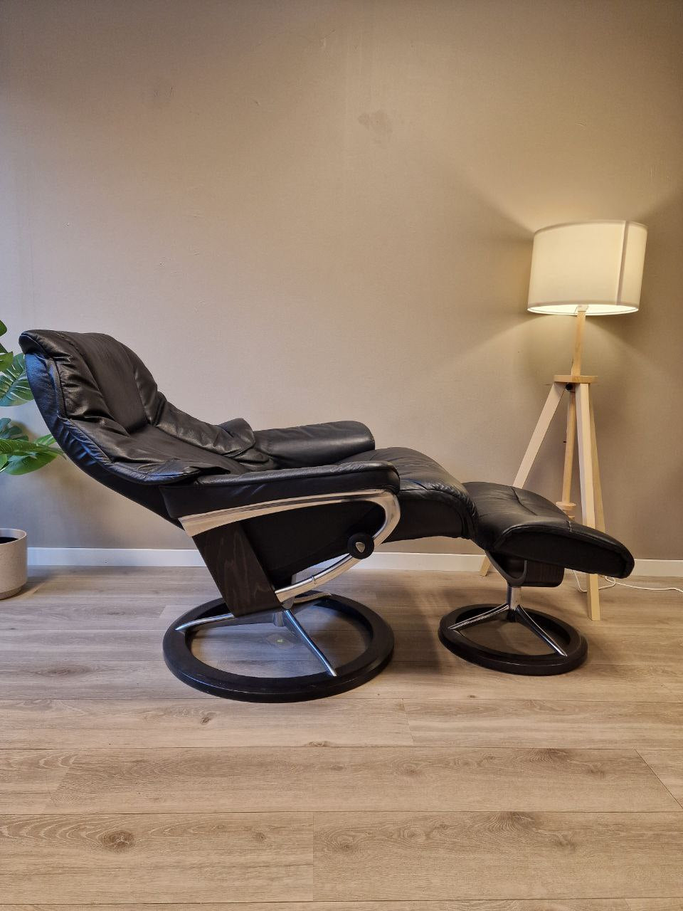 Brukt Stressless Live (L) lenestol m/krakk i svart - sidevisning