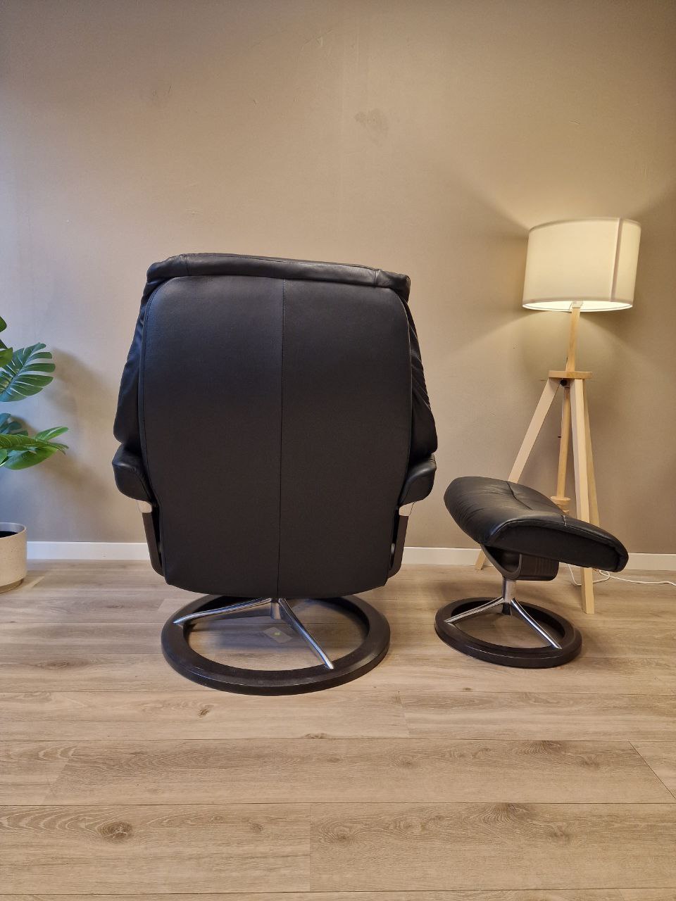 Brukt Stressless Live (L) lenestol m/krakk i svart - med krakk