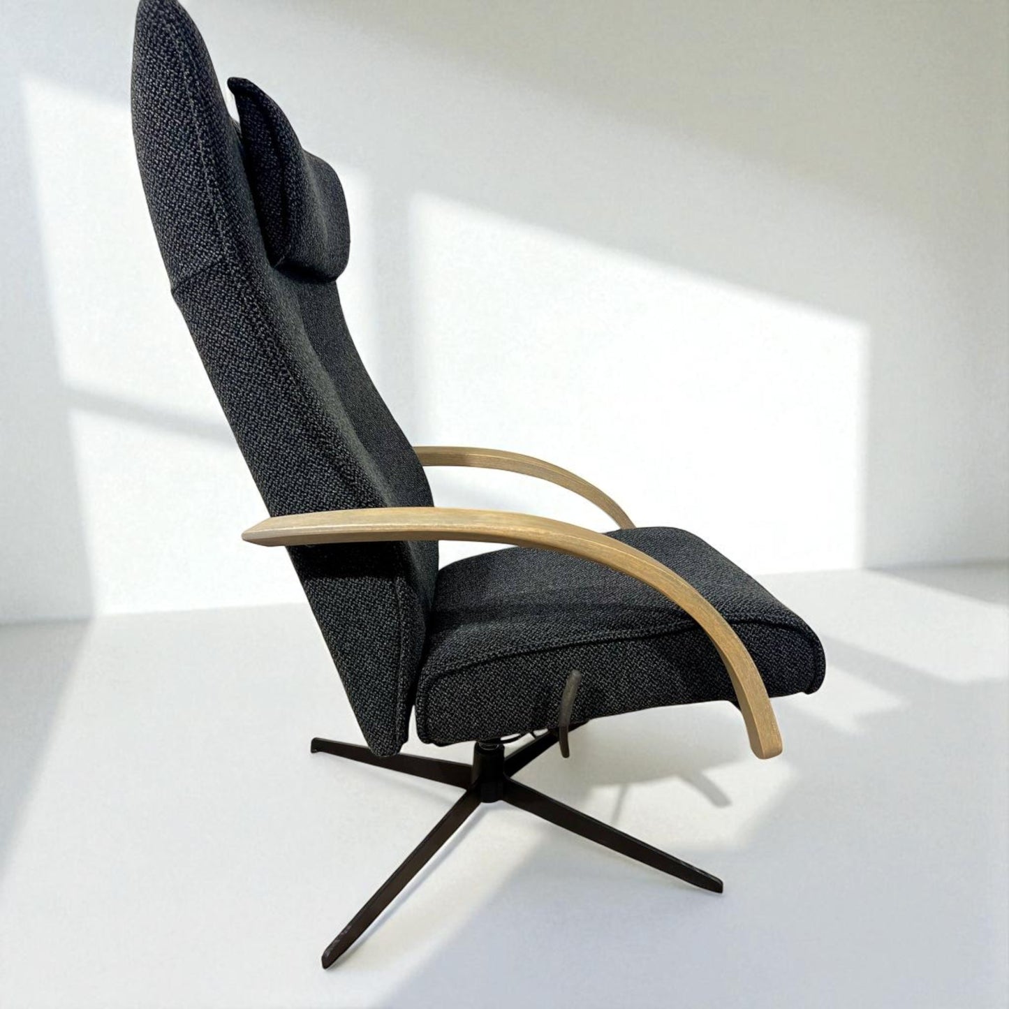 Brunstad® Delta Motion Wood lenestol med fotskammel