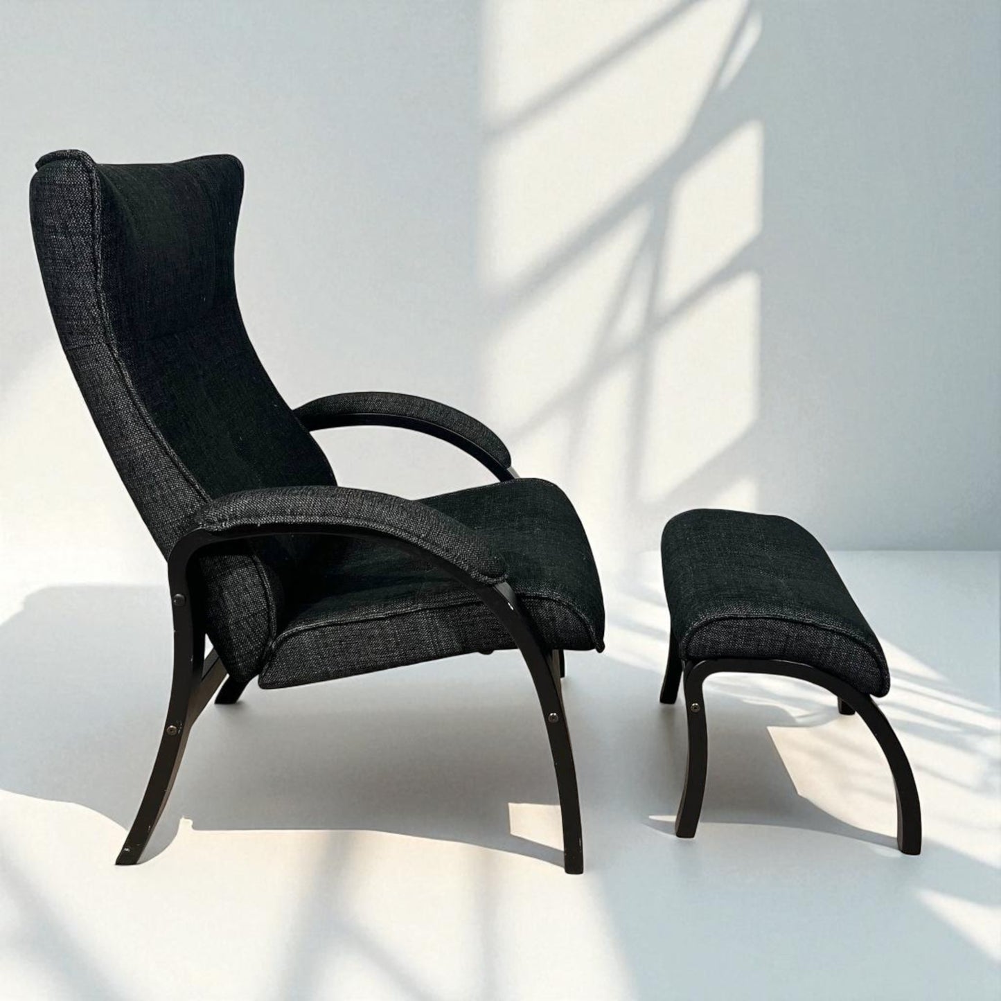 Conform Easy lenestol med fotskammel – Ergonomisk komfort i mørk grå