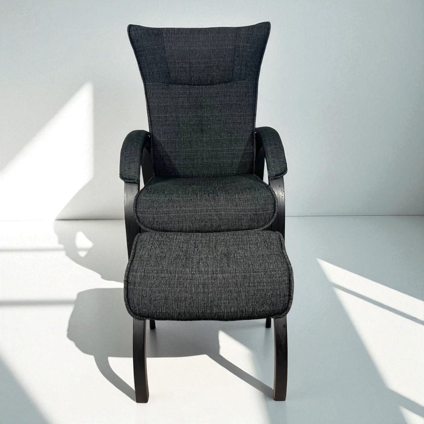 Conform Easy lenestol med fotskammel – Ergonomisk komfort i mørk grå