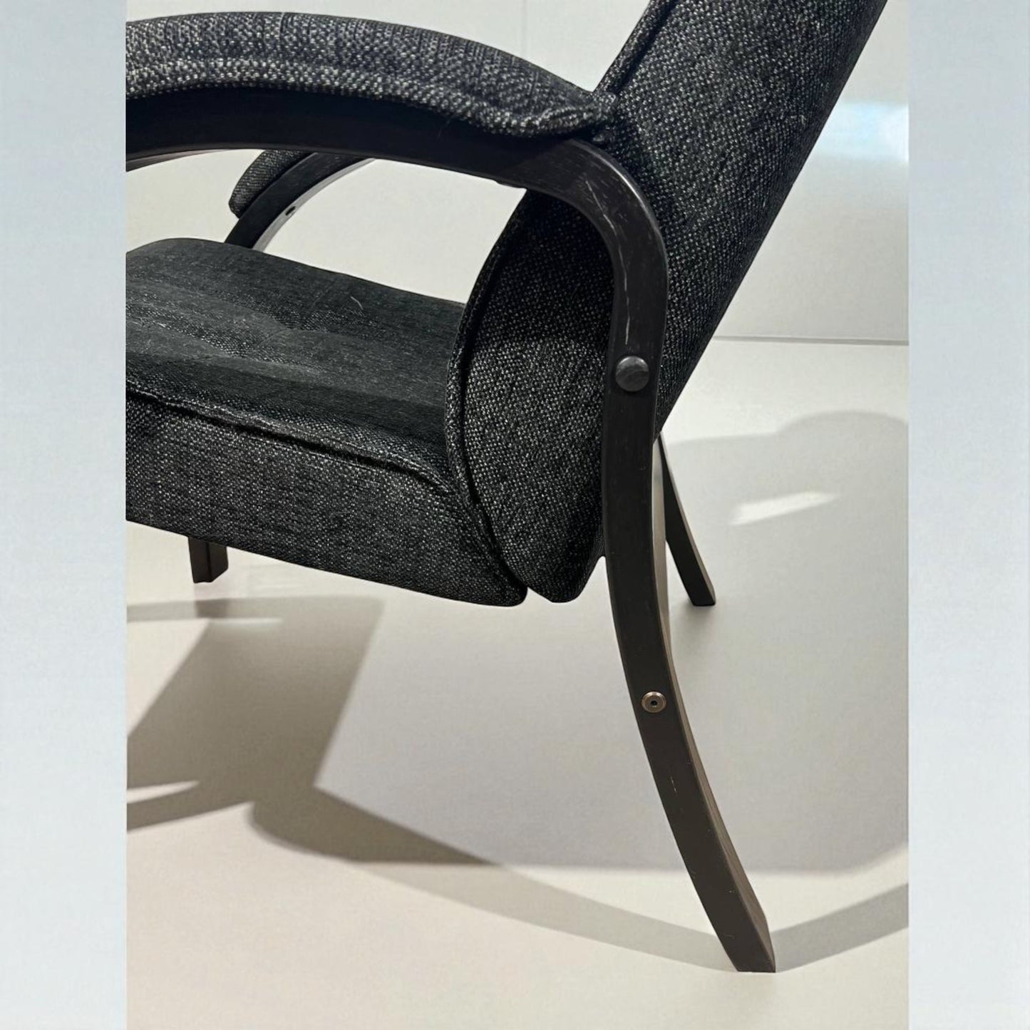 Conform Easy lenestol med fotskammel – Ergonomisk komfort i mørk grå