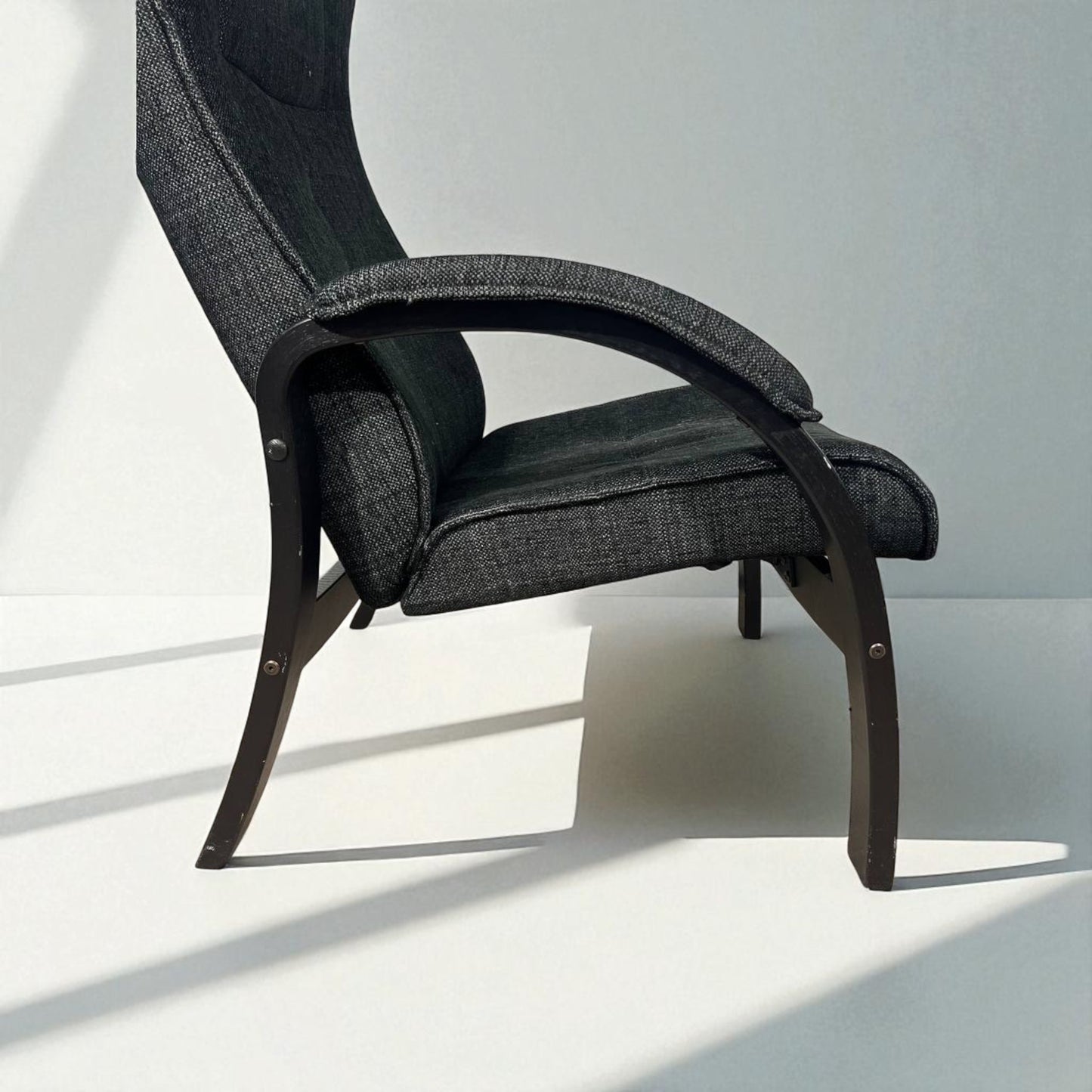 Conform Easy lenestol med fotskammel – Ergonomisk komfort i mørk grå