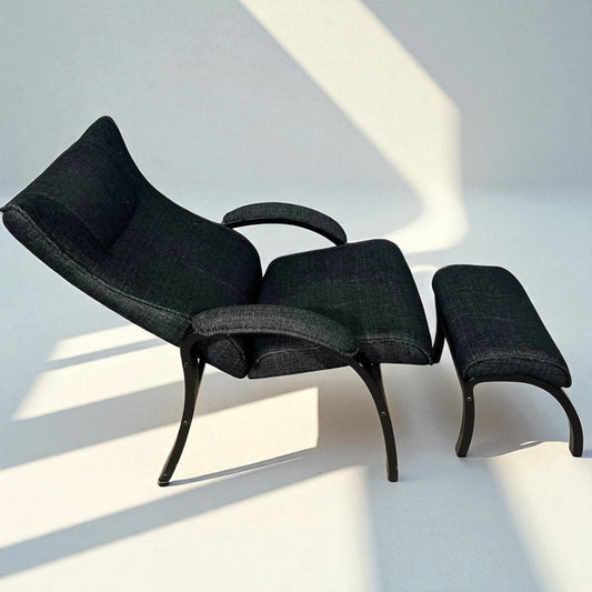 Conform Easy lenestol med fotskammel – Ergonomisk komfort i mørk grå