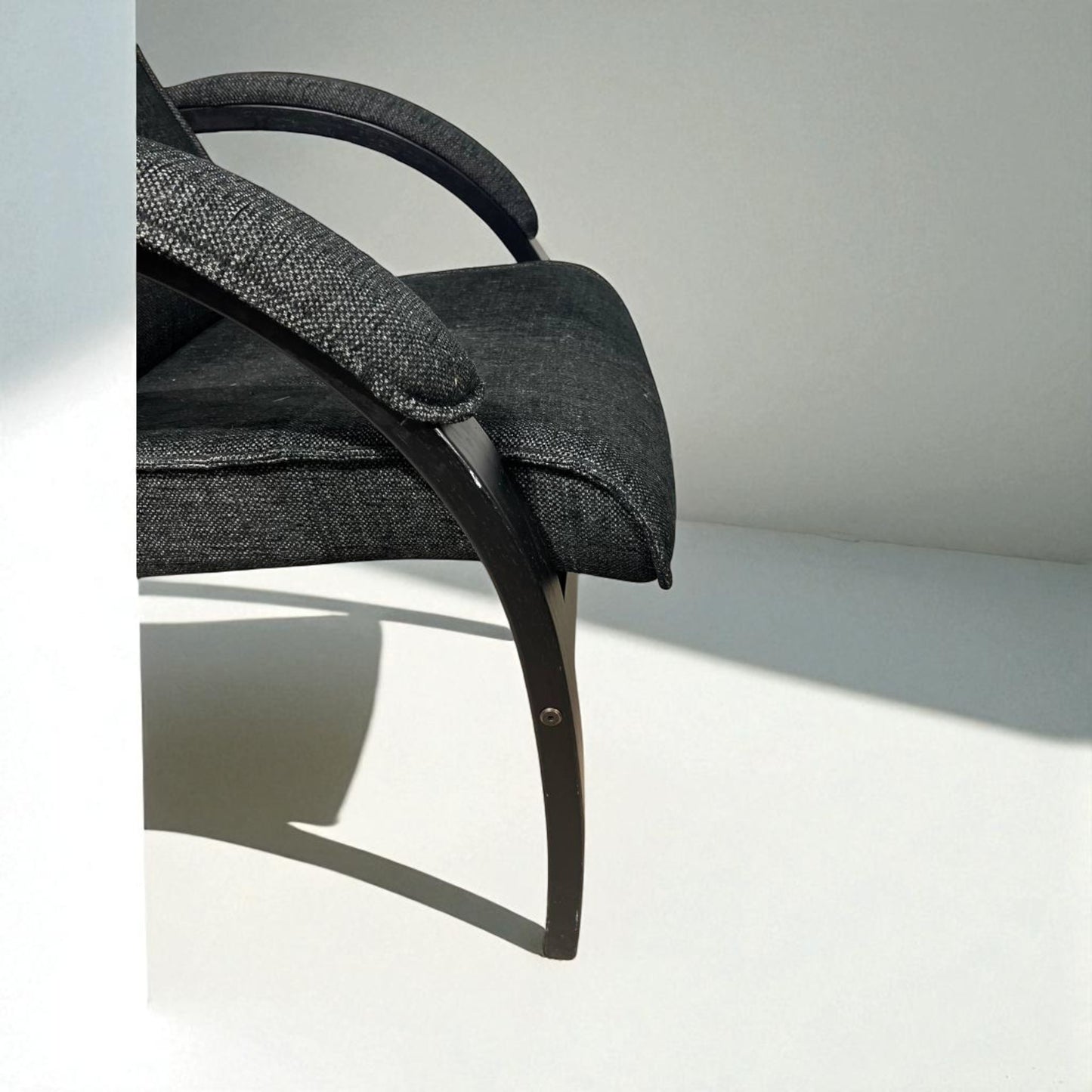 Conform Easy lenestol med fotskammel – Ergonomisk komfort i mørk grå