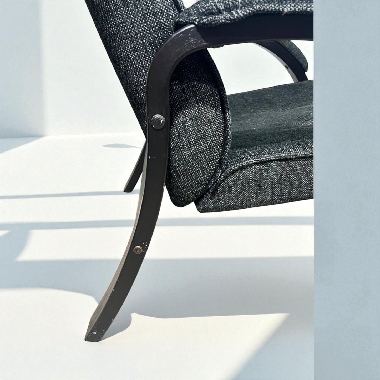 Conform Easy lenestol med fotskammel – Ergonomisk komfort i mørk grå