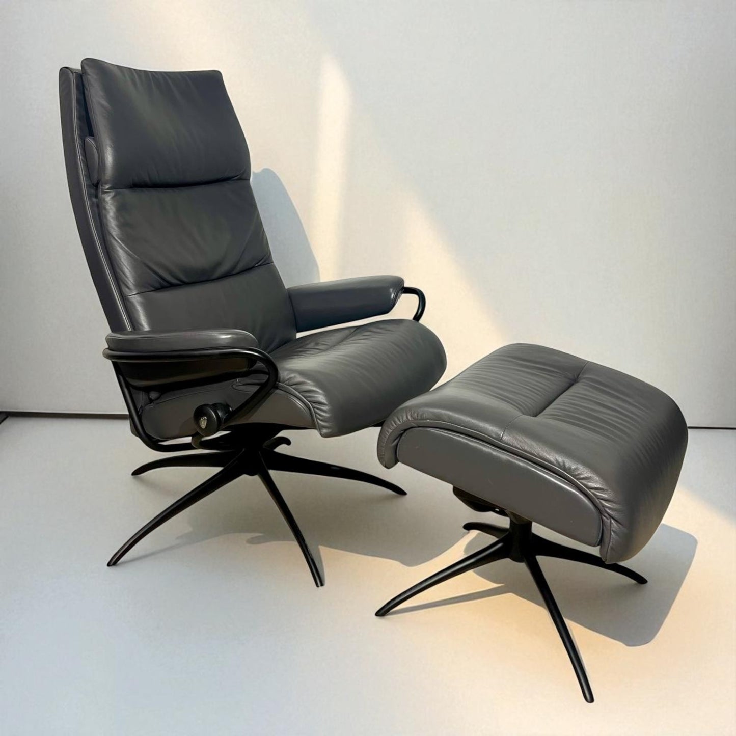Stressless Tokyo lenestoler med krakk i ekte skinn – 50% Rabbat