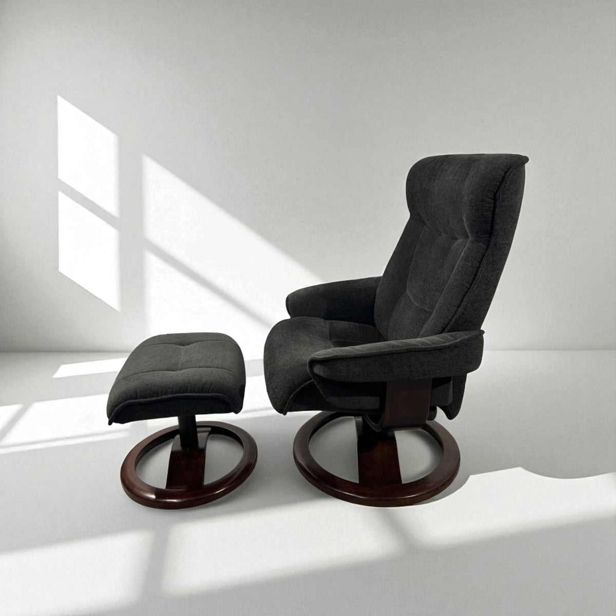 Hjellegjerde® lenestol med krakk – Komfort og ergonomi | MøbelGlede