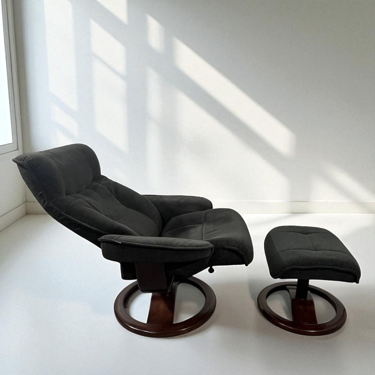 Hjellegjerde® lenestol med krakk – Komfort og ergonomi | MøbelGlede