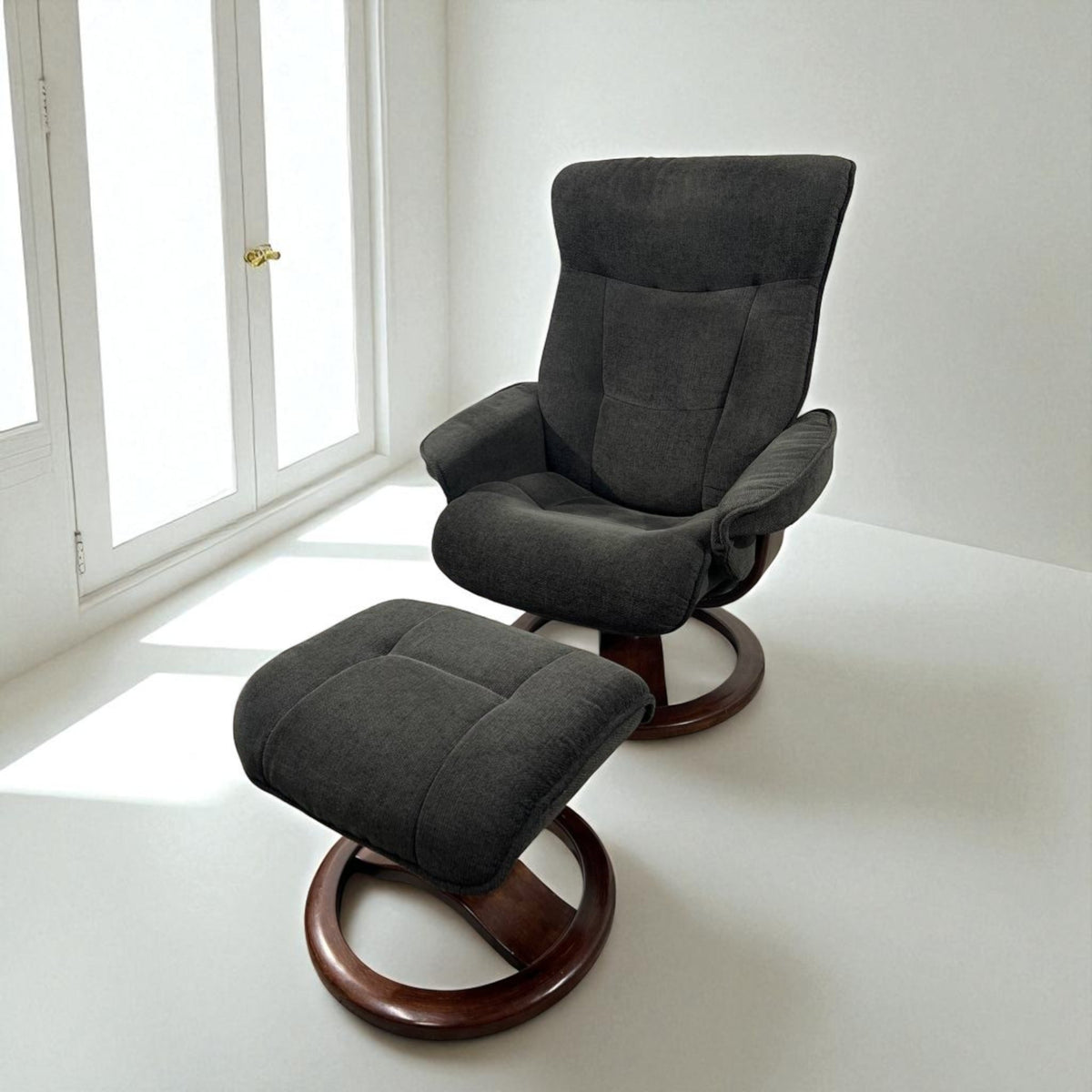 Hjellegjerde® lenestol med krakk – Komfort og ergonomi | MøbelGlede
