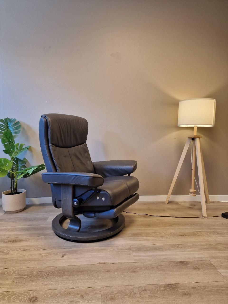 Stressless Peace Power lenestol (M) i grå med batteri
