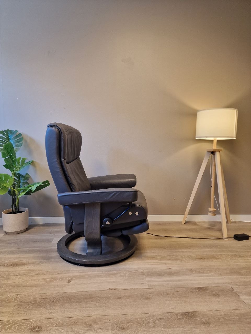 Stressless Peace Power lenestol (M) i grå med batteri