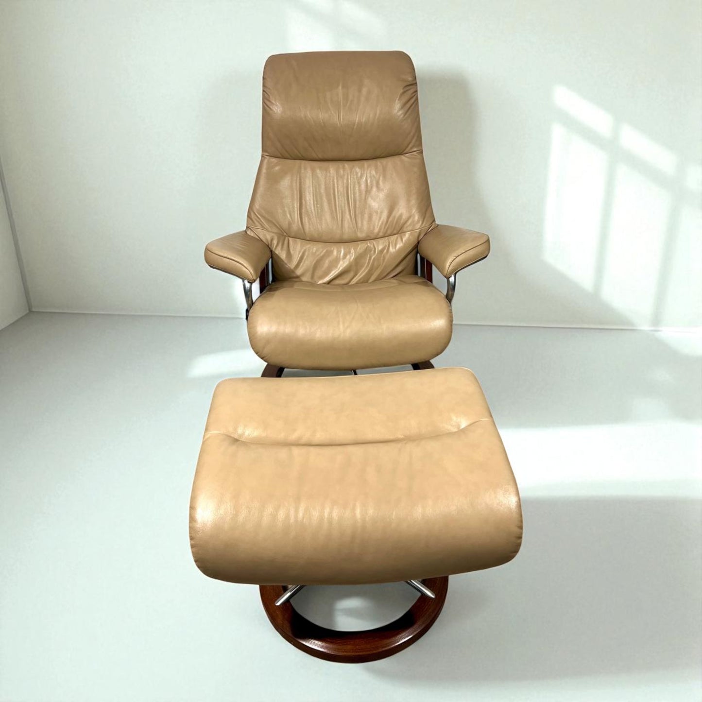 Stressless View lenestol med krakk – Signatur understell – Meget god tilstand