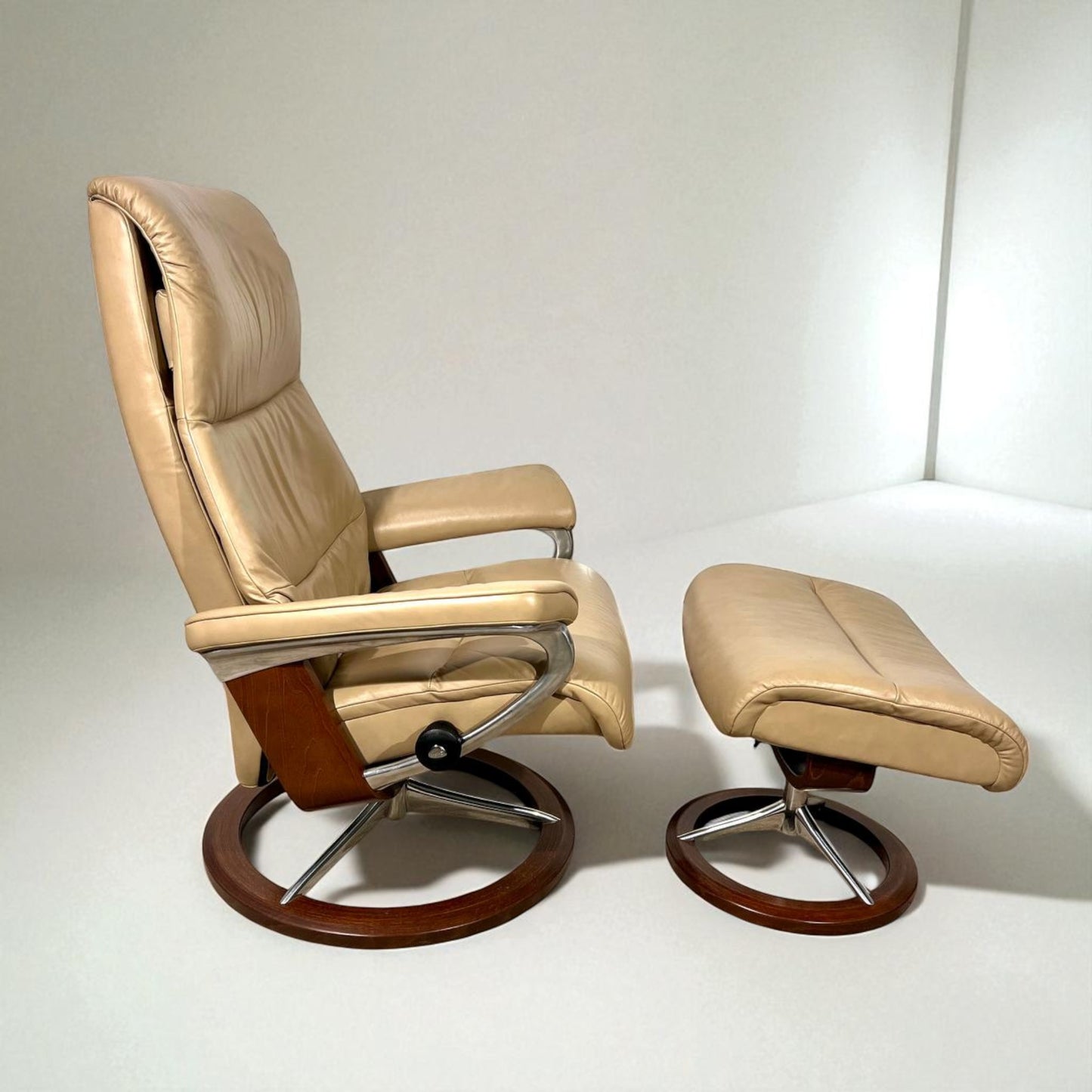 Stressless View lenestol med krakk – Signatur understell – Meget god tilstand