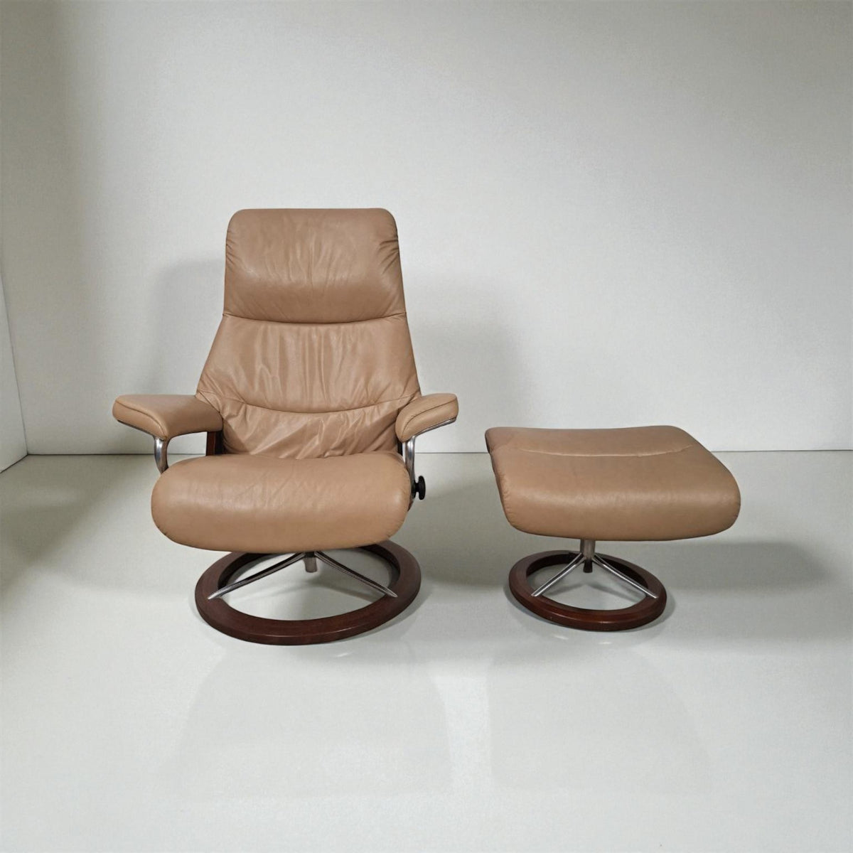 Stressless View lenestol med krakk – Signatur understell