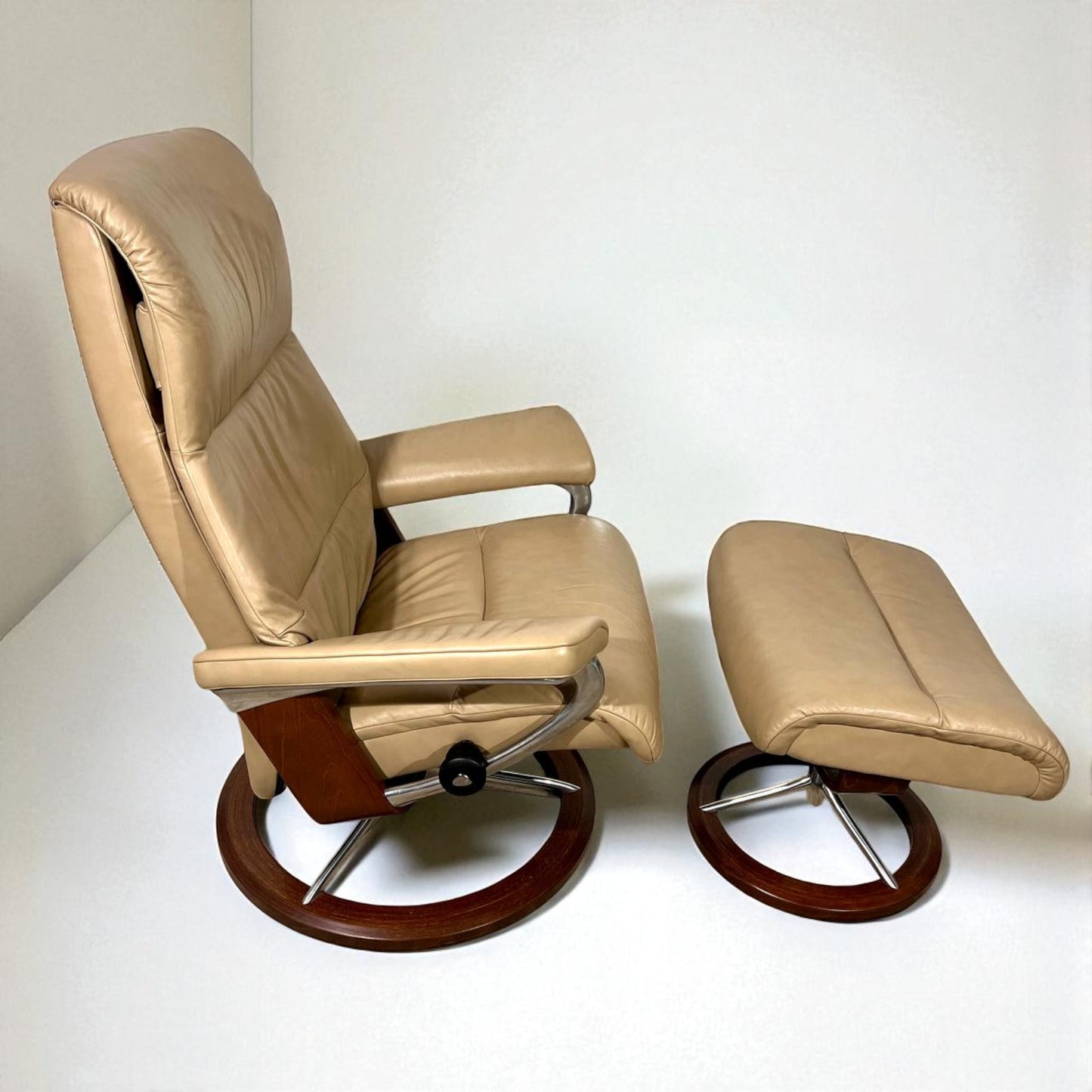 Stressless View lenestol med krakk – Signatur understell – Meget god tilstand