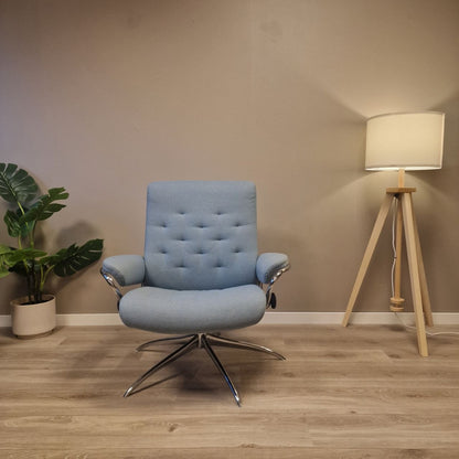 Stressless Metro lav rygg lenestol i lys blå tekstil
