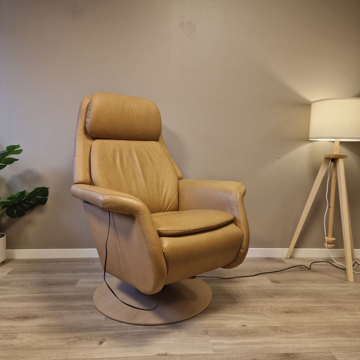 Stressless Sam elektrisk lenestol i beige skinn – varme og massasje