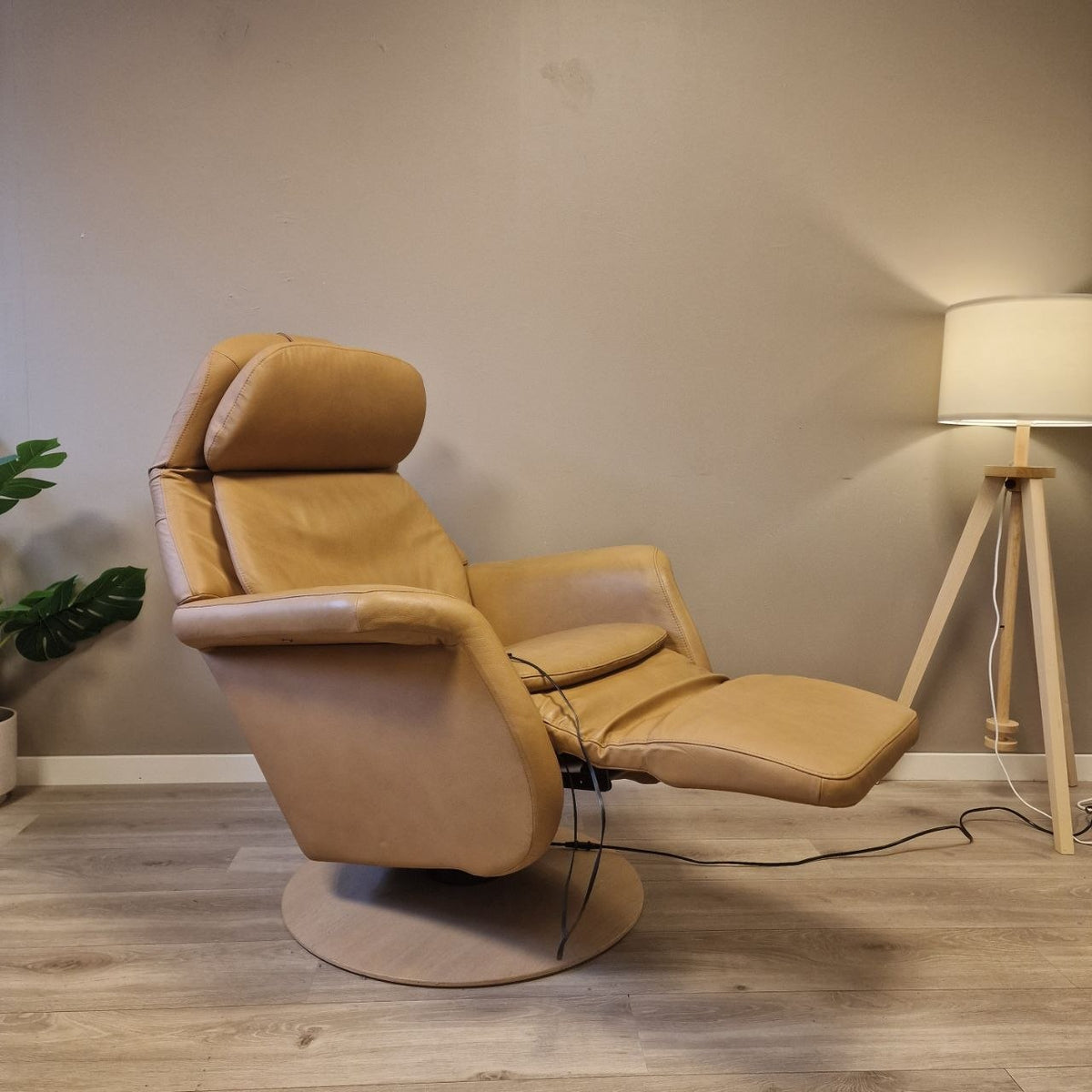 Stressless Sam elektrisk lenestol i beige skinn – varme og massasje