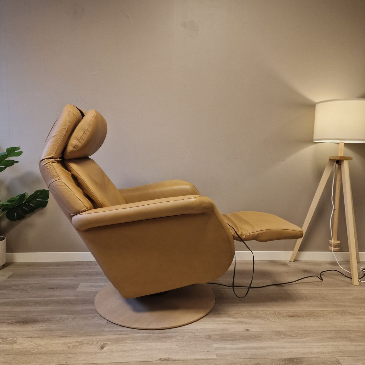 Stressless Sam elektrisk lenestol i beige skinn – varme og massasje