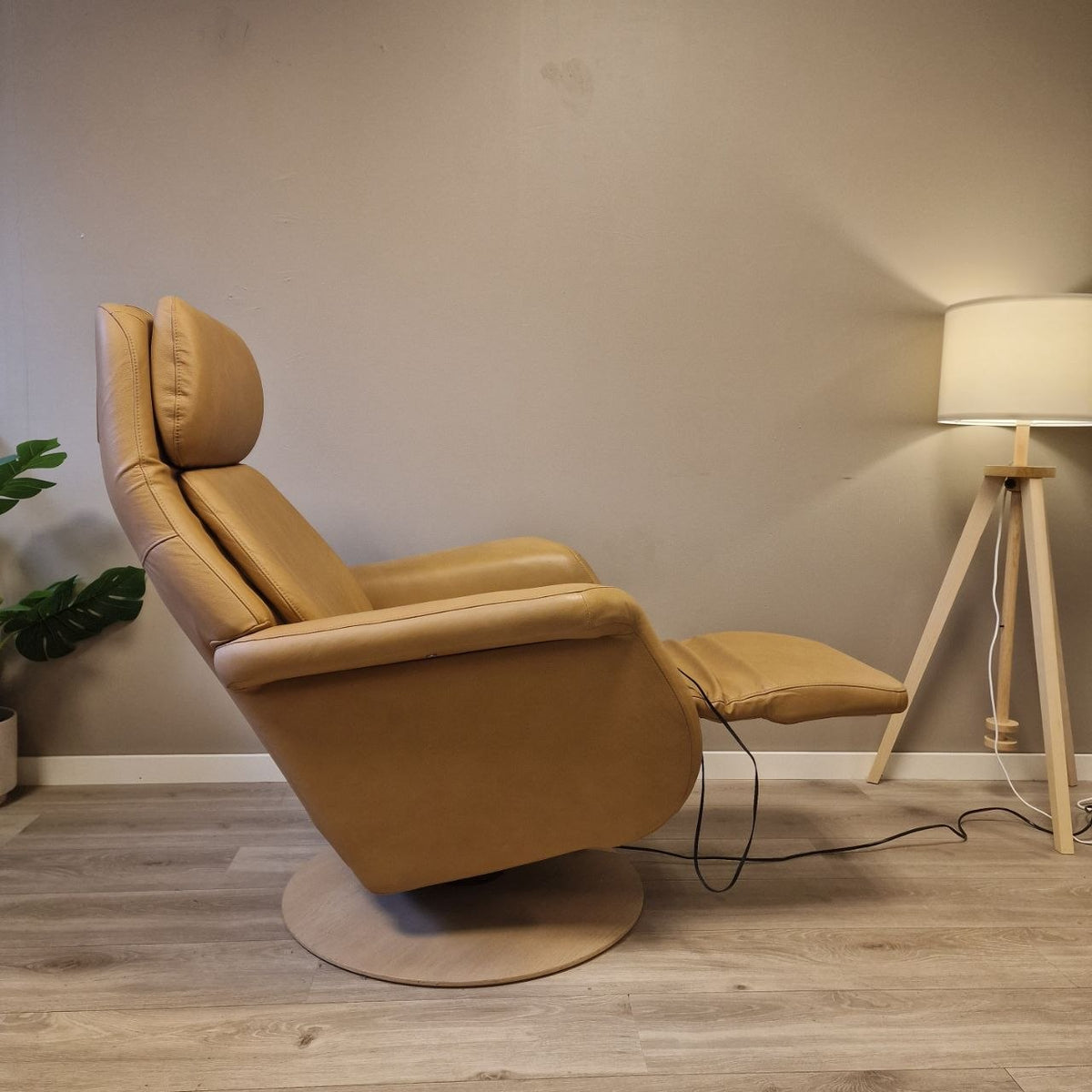 Stressless Sam elektrisk lenestol i beige skinn – varme og massasje