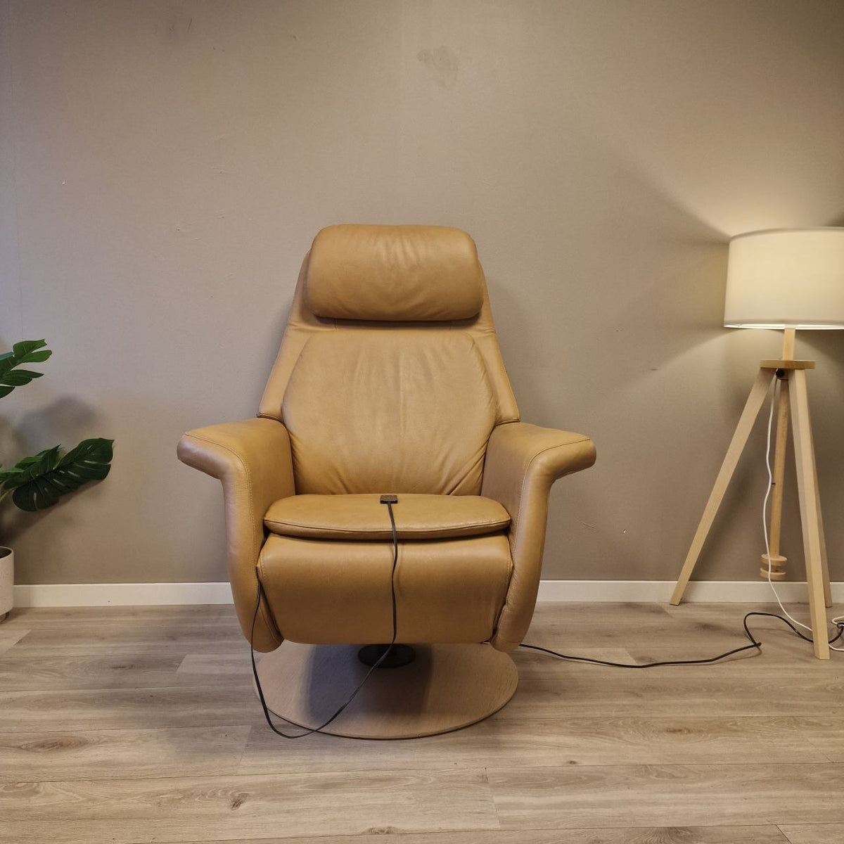 Stressless Sam elektrisk lenestol i beige skinn – varme og massasje