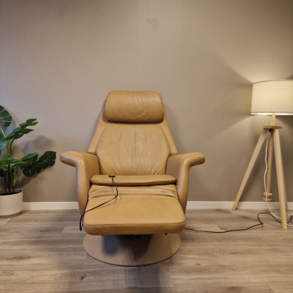 Stressless Sam elektrisk lenestol i beige skinn – varme og massasje