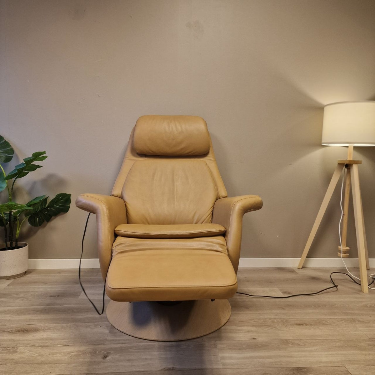 Stressless Sam elektrisk lenestol i beige skinn – varme og massasje