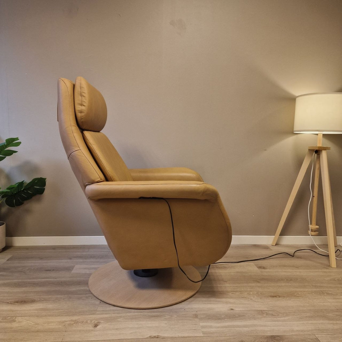 Stressless Sam elektrisk lenestol i beige skinn – varme og massasje