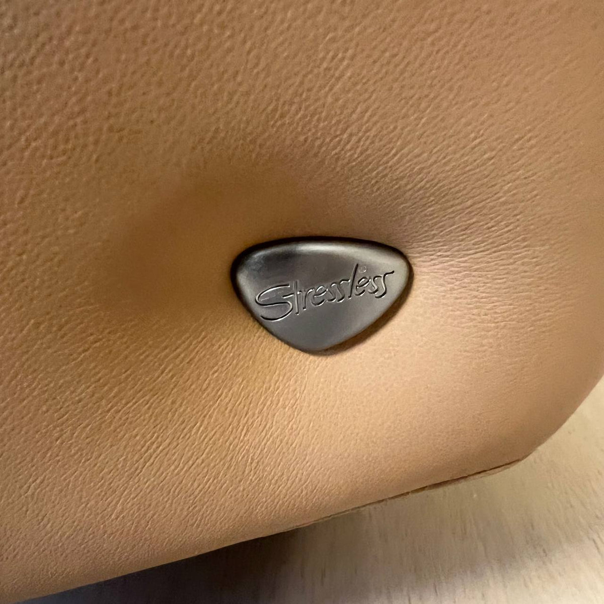 Stressless Sam elektrisk lenestol i beige skinn – varme og massasje