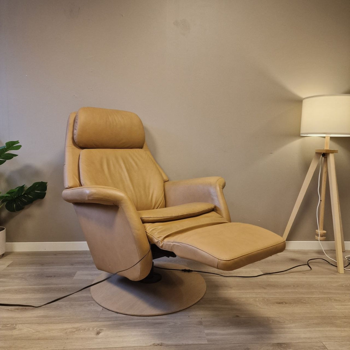 Stressless Sam elektrisk lenestol i beige skinn – varme og massasje