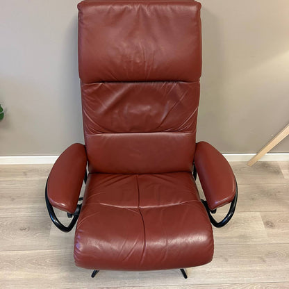 Stressless Tokyo lenestol m/krakk i mørkerødt skinn
