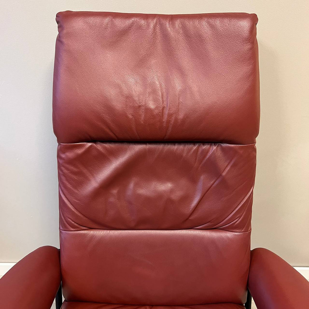 Stressless Tokyo lenestol m/krakk i mørkerødt skinn