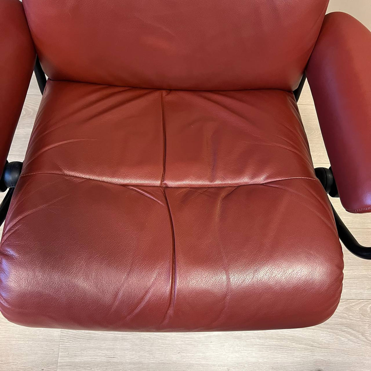 Stressless Tokyo lenestol m/krakk i mørkerødt skinn
