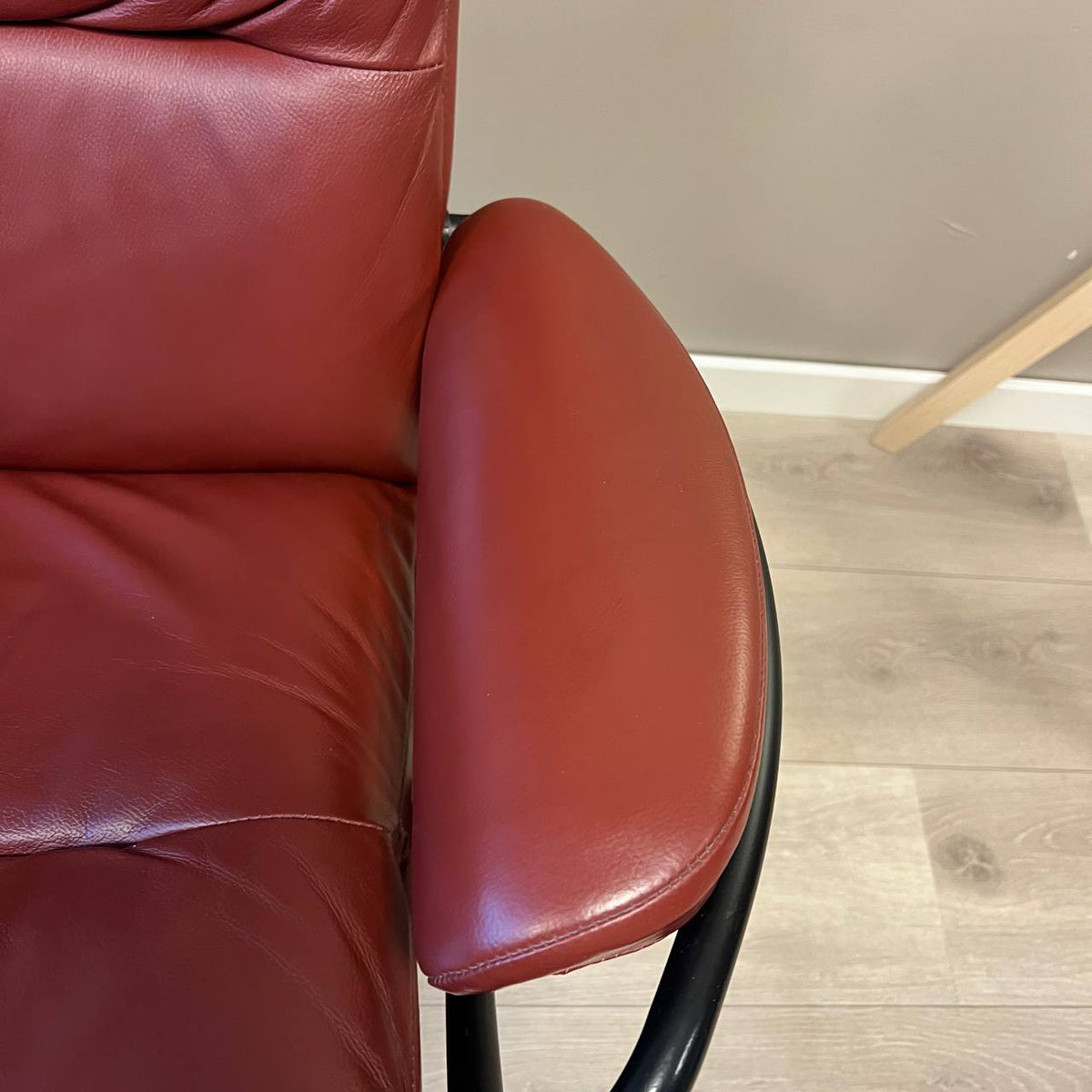 Stressless Tokyo lenestol m/krakk i mørkerødt skinn
