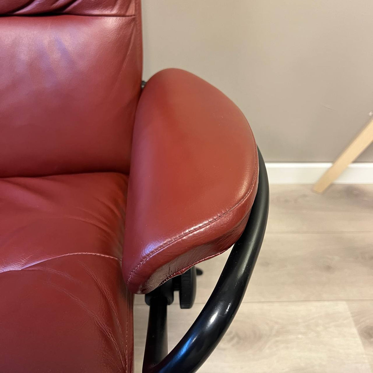 Stressless Tokyo lenestol m/krakk i mørkerødt skinn