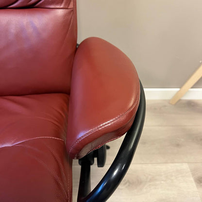 Stressless Tokyo lenestol m/krakk i mørkerødt skinn