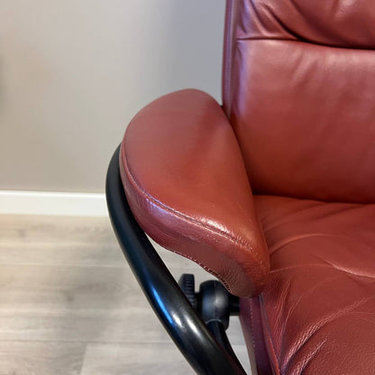 Stressless Tokyo lenestol m/krakk i mørkerødt skinn