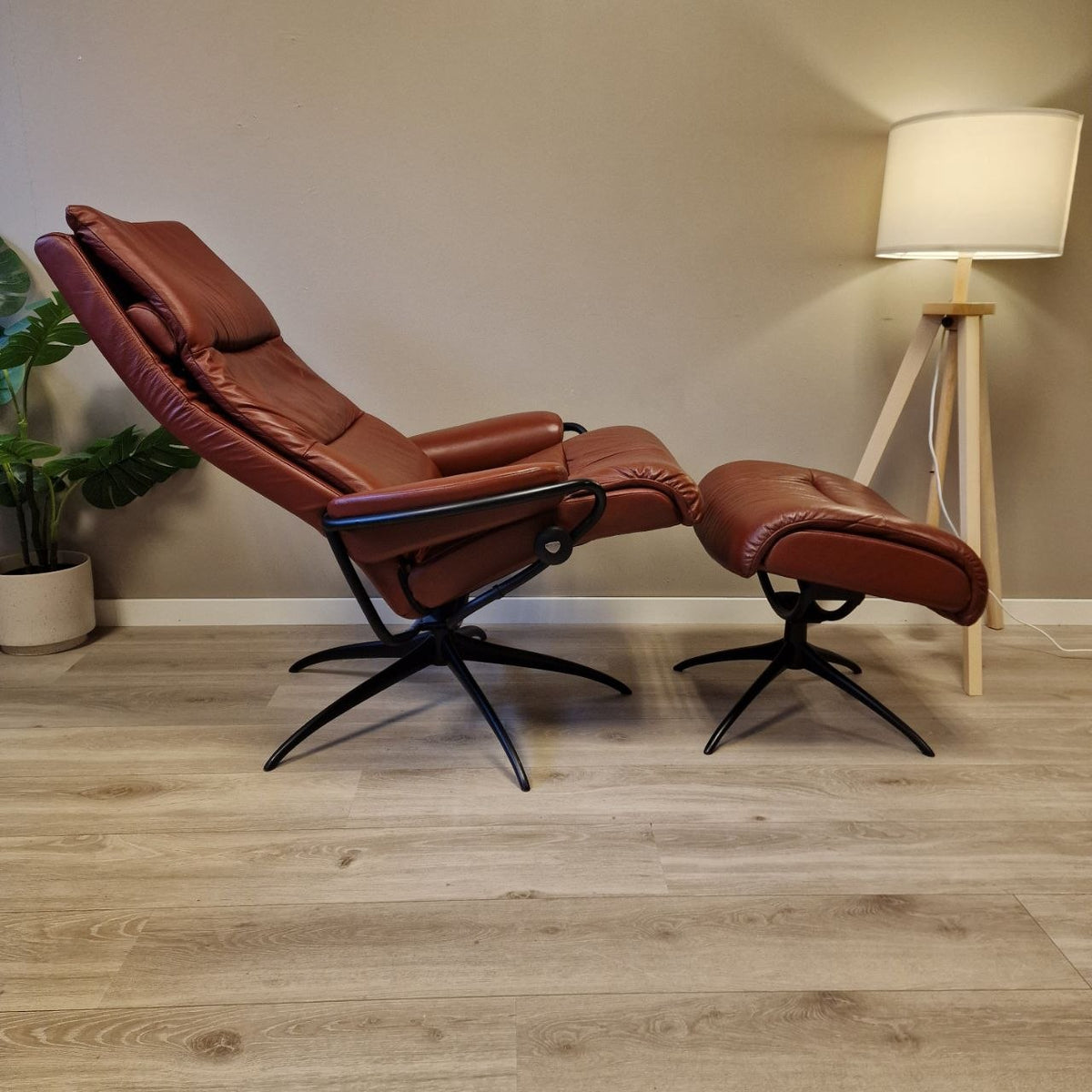 Stressless Tokyo lenestol m/krakk i mørkerødt skinn