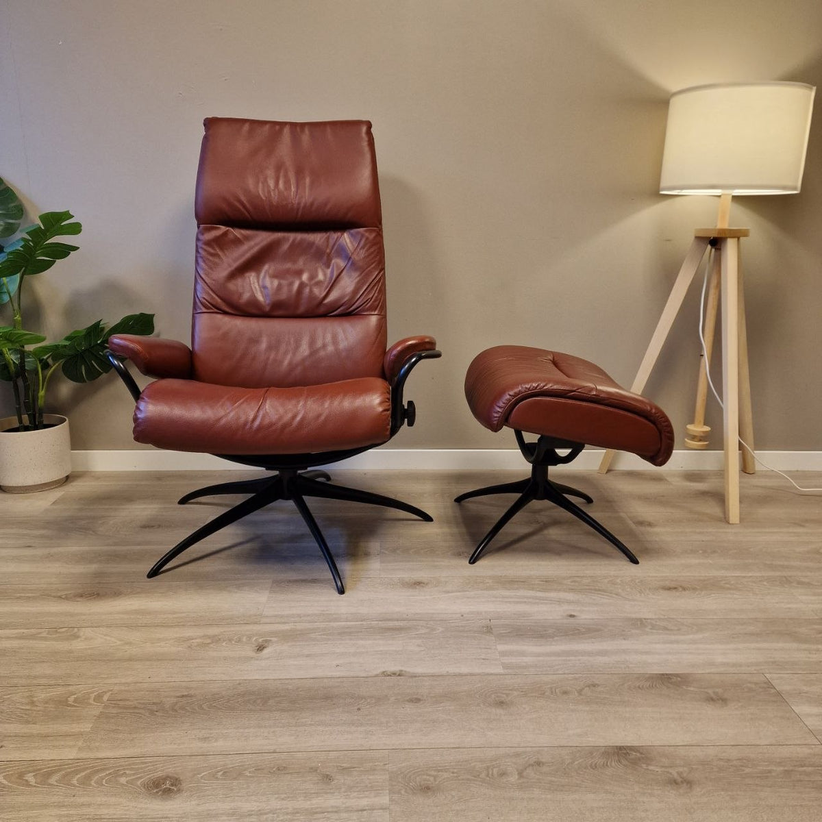 Stressless Tokyo lenestol m/krakk i mørkerødt skinn