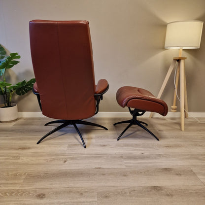 Stressless Tokyo lenestol m/krakk i mørkerødt skinn