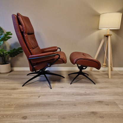 Stressless Tokyo lenestol m/krakk i mørkerødt skinn