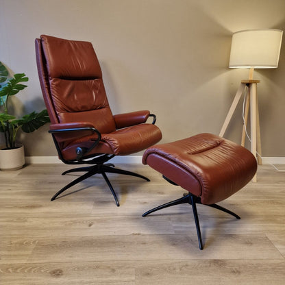 Stressless Tokyo lenestol m/krakk i mørkerødt skinn