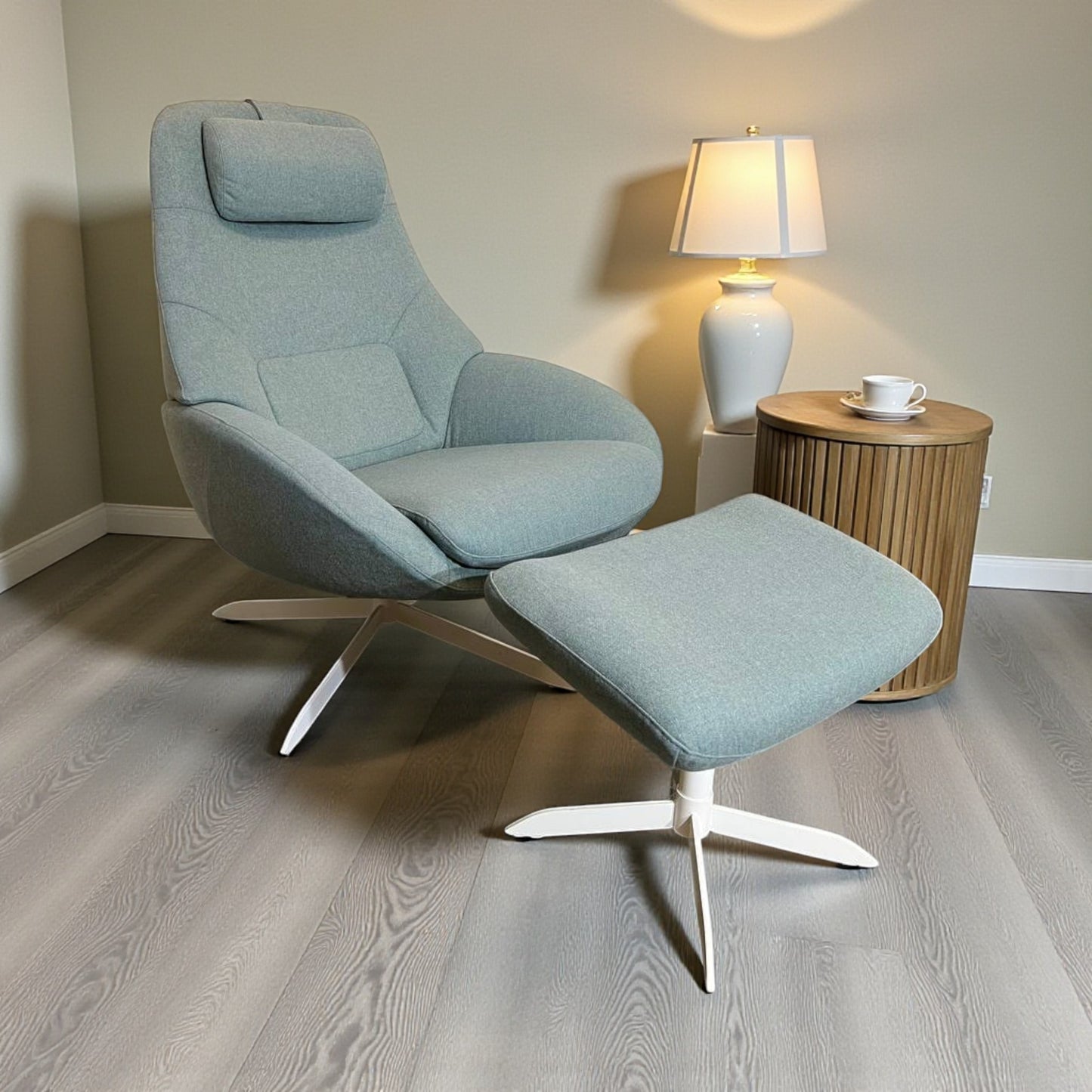 Bolia Saga Lenestol med Puff – Baby Blue | Ergonomisk & Nyrenset