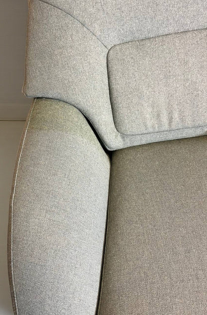 Bolia Saga Lenestol med Puff – Baby Blue | Ergonomisk & Nyrenset