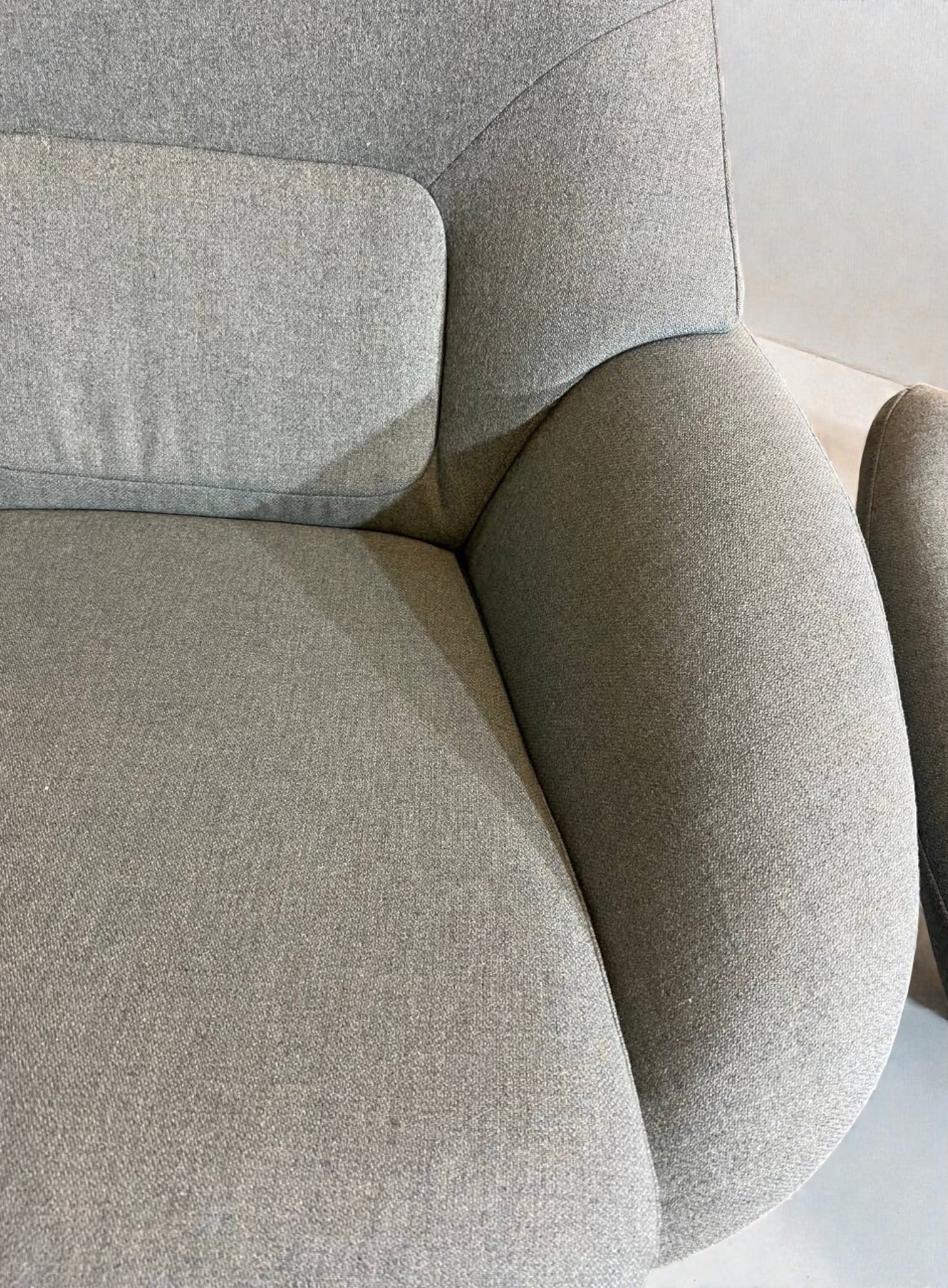 Bolia Saga Lenestol med Puff – Baby Blue | Ergonomisk & Nyrenset