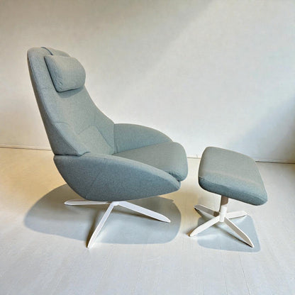 Bolia Saga Lenestol med Puff – Baby Blue | Ergonomisk & Nyrenset