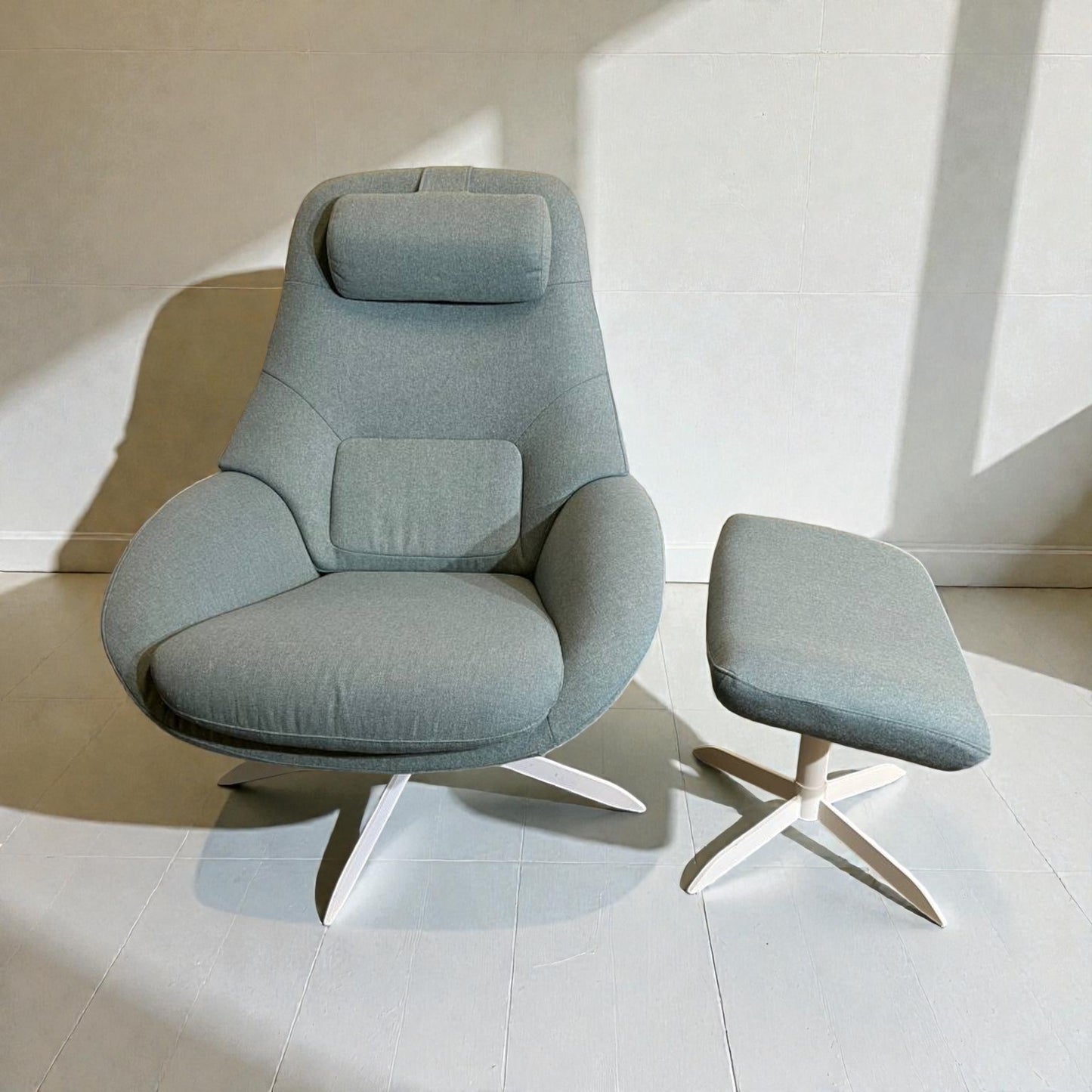 Bolia Saga Lenestol med Puff – Baby Blue | Ergonomisk & Nyrenset