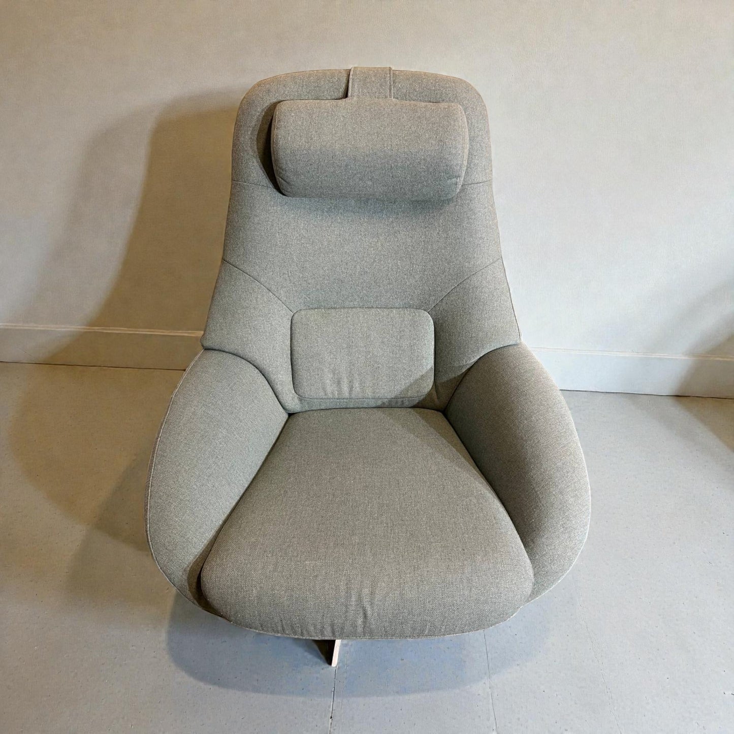 Bolia Saga Lenestol med Puff – Baby Blue | Ergonomisk & Nyrenset