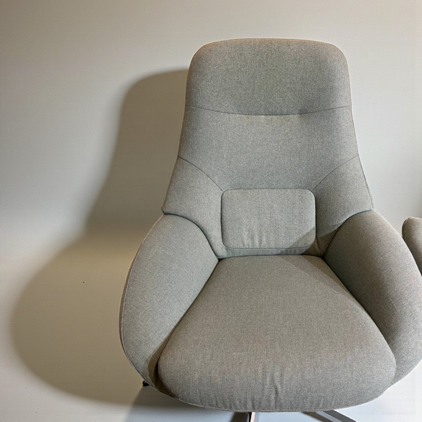 Bolia Saga Lenestol med Puff – Baby Blue | Ergonomisk & Nyrenset